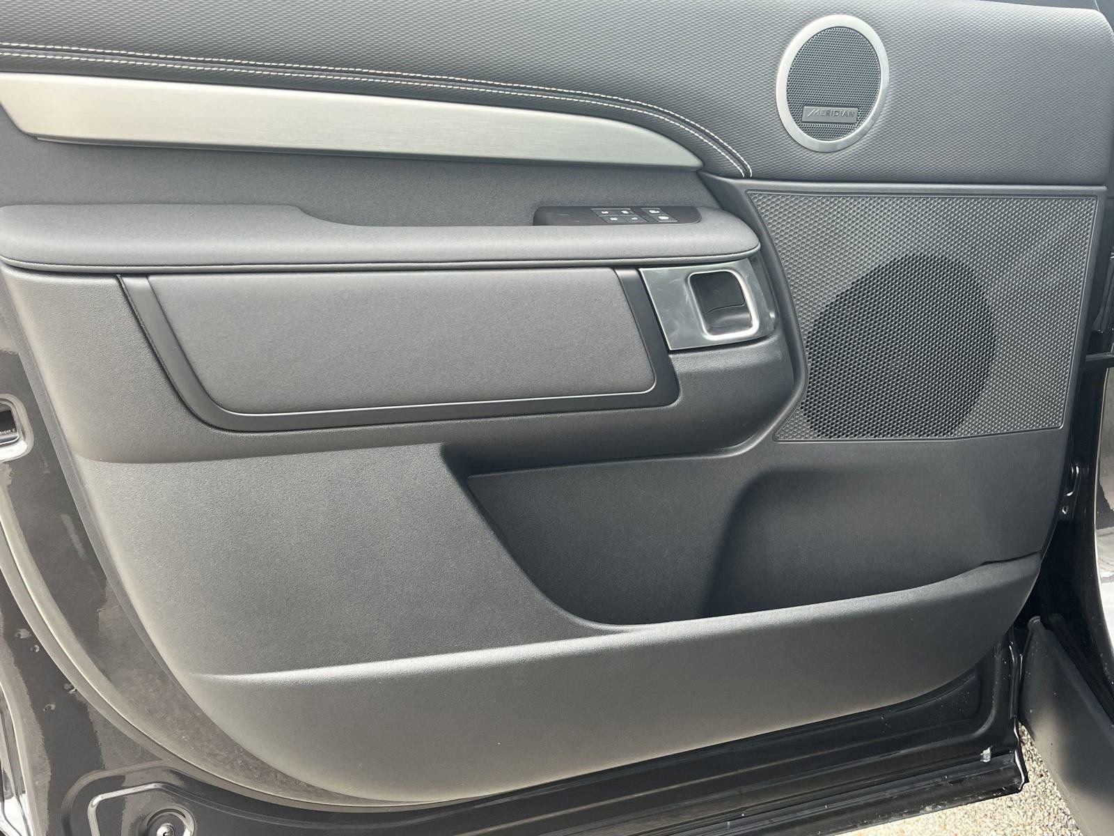 Used 2025 Land Rover Discovery Dynamic SE AWD/4WD image 18