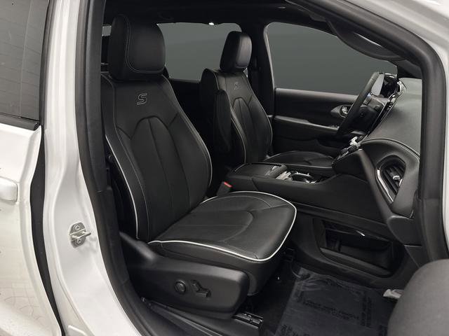Used 2024 Chrysler Pacifica Limited w/ S Appearance Package image 30