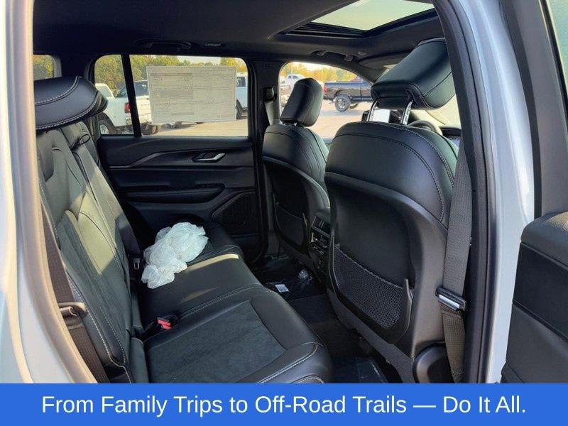 New 2025 Jeep Grand Cherokee Altitude image 5