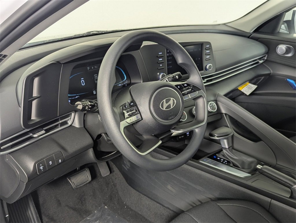 Certified 2025 Hyundai Elantra SE image 11