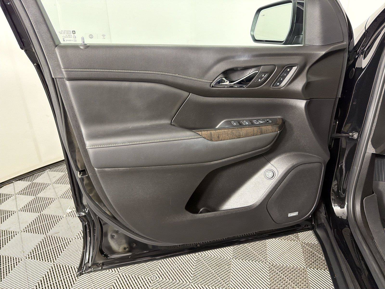 Certified 2023 GMC Acadia Denali w/ Denali Ultimate Package FWD image 8