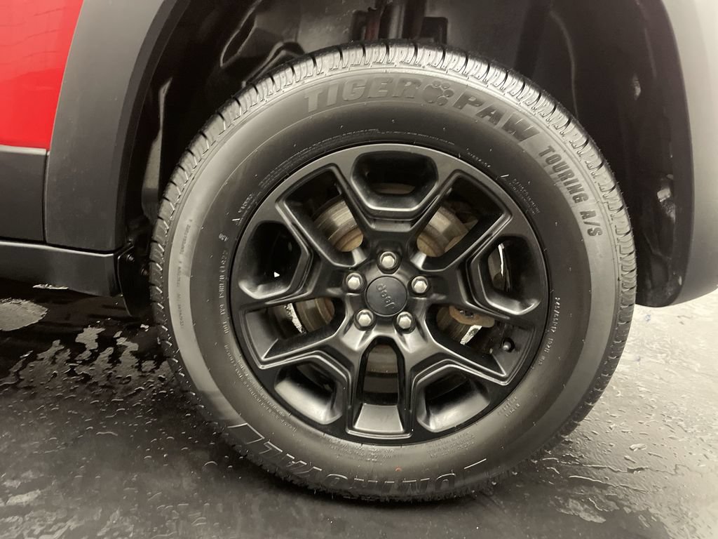 Used 2019 Jeep Cherokee Trailhawk w/ Comfort & Convenience Group AWD/4WD image 27