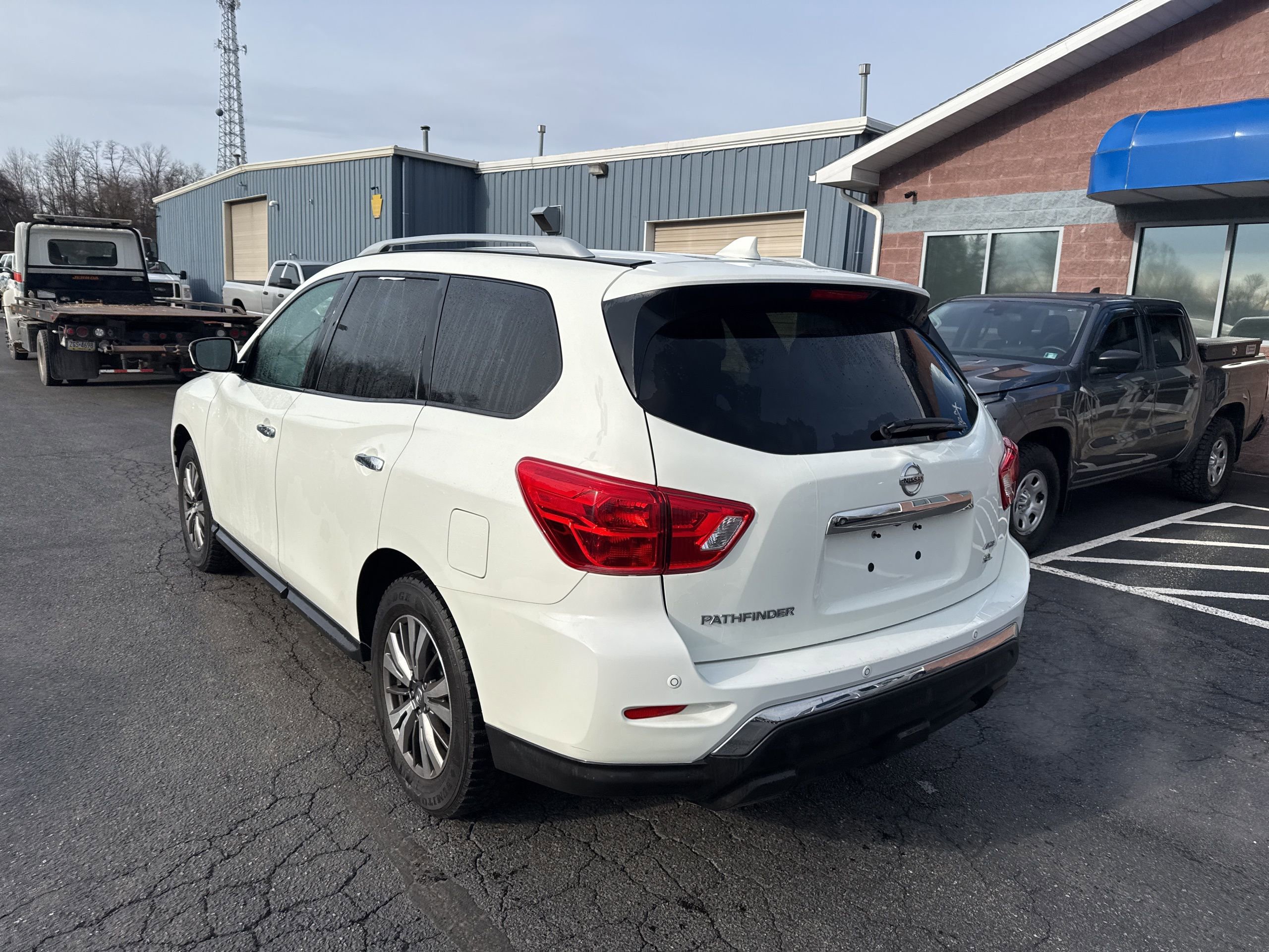 Used 2019 Nissan Pathfinder SL image 4