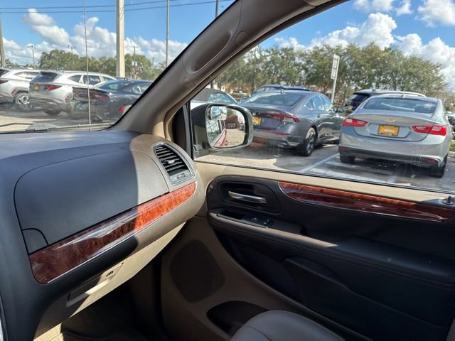 Used 2016 Chrysler Town & Country Touring image 30