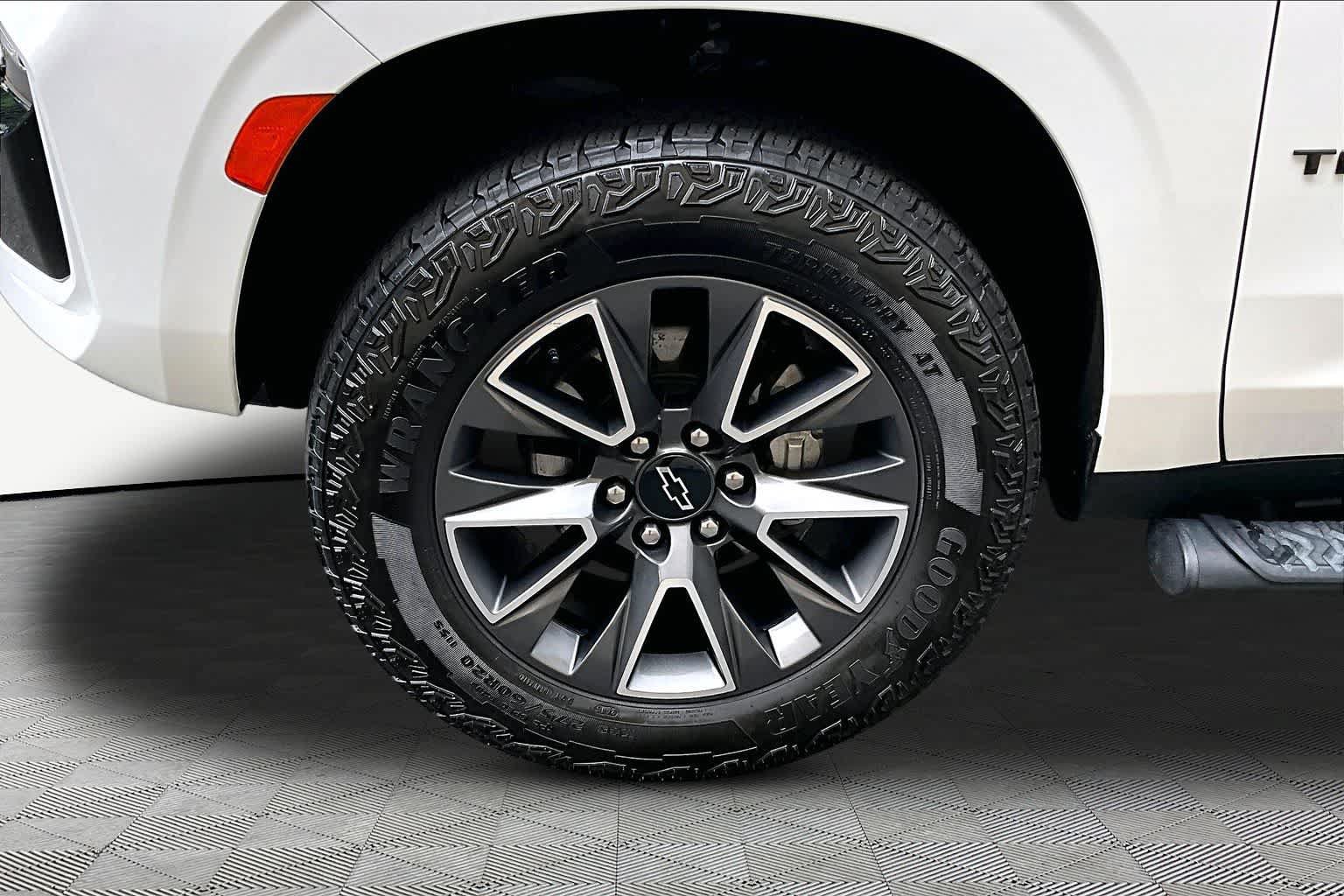 Used 2023 Chevrolet Tahoe Z71 w/ Luxury Package AWD/4WD image 11