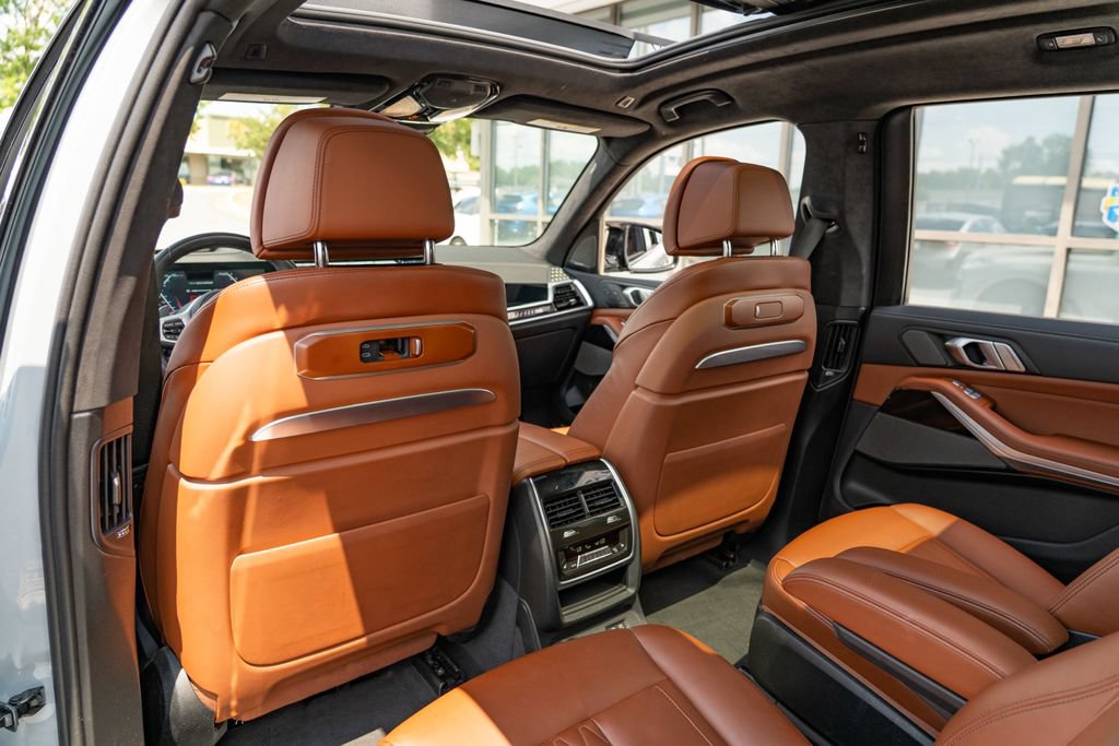 Used 2025 BMW X7 M60i AWD/4WD image 16