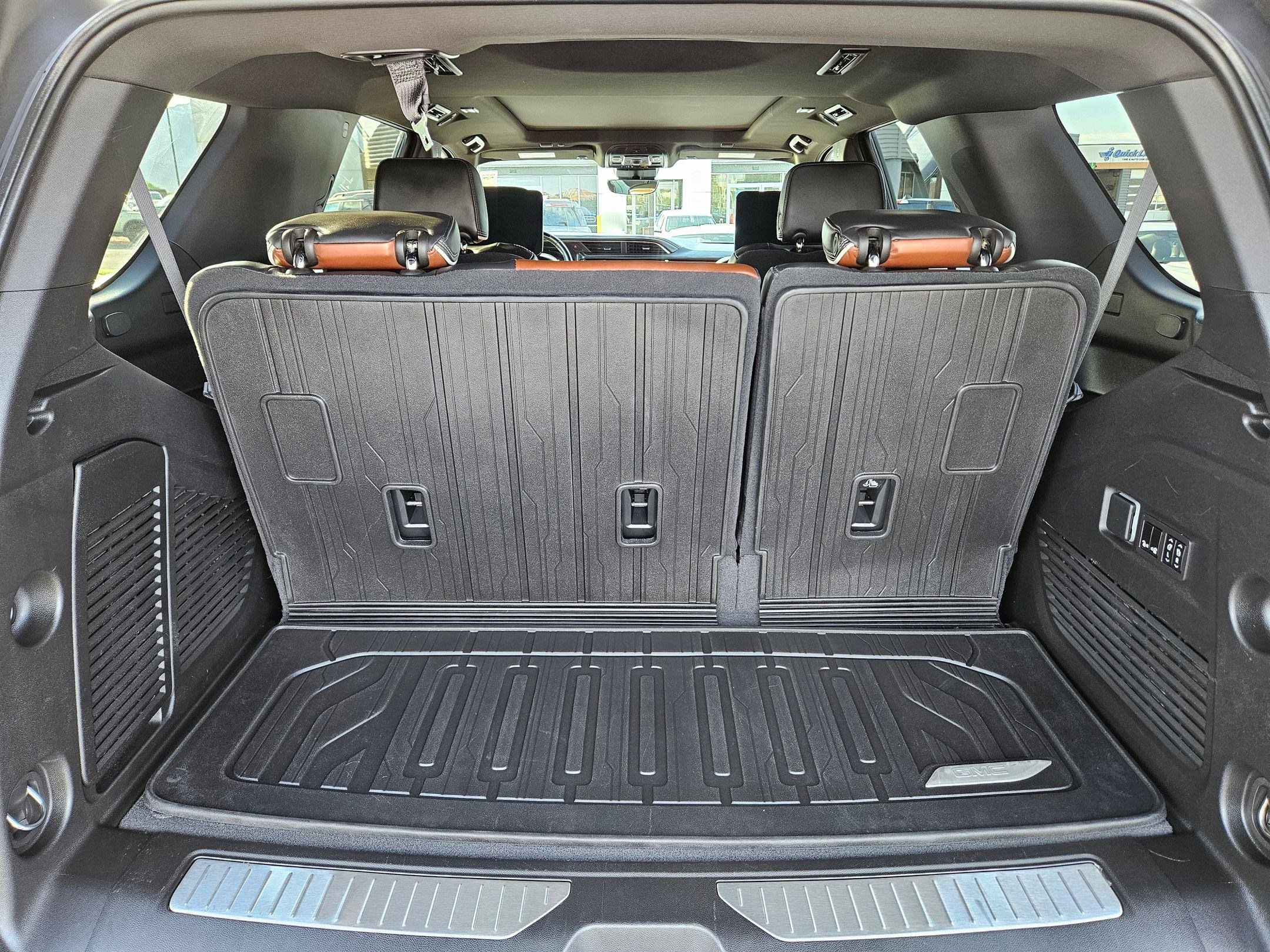 Used 2023 GMC Yukon Denali Ultimate w/ LPO, Floor Liner Package AWD/4WD image 32