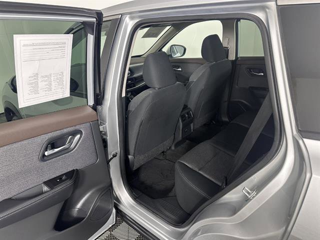 Used 2023 Nissan Rogue SV AWD/4WD image 16