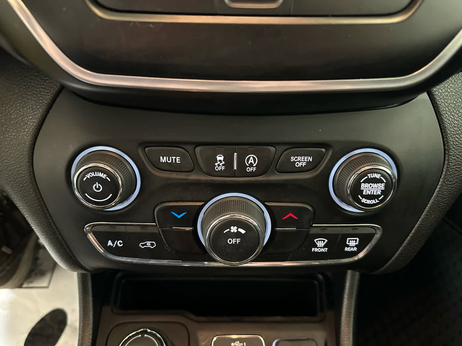 Used 2020 Jeep Cherokee Latitude w/ Cold Weather Group image 17