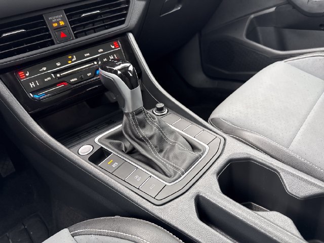 Used 2025 Volkswagen Jetta SE FWD image 24