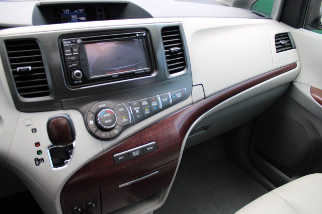 Used 2013 Toyota Sienna XLE FWD image 22