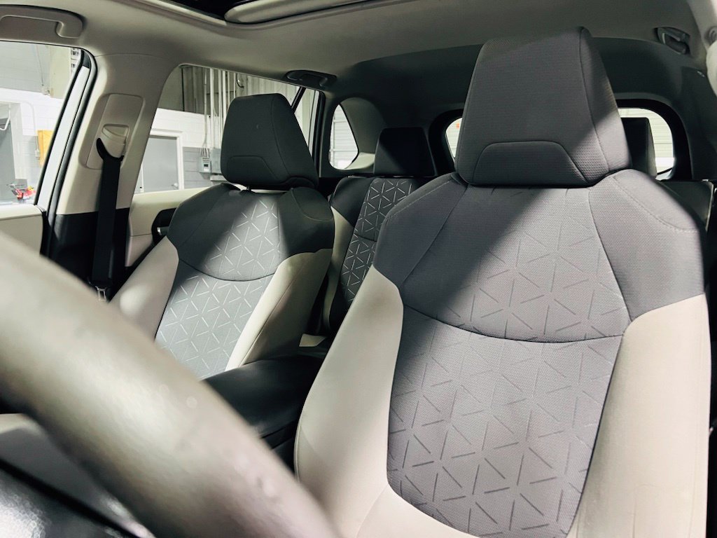 Used 2021 Toyota RAV4 XLE w/ Convenience Package FWD image 2
