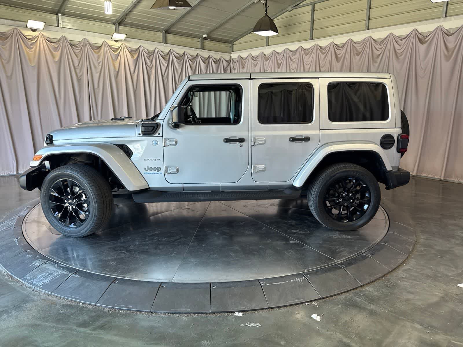 Used 2023 Jeep Wrangler Unlimited Sahara w/ Cold Weather Group AWD/4WD image 8