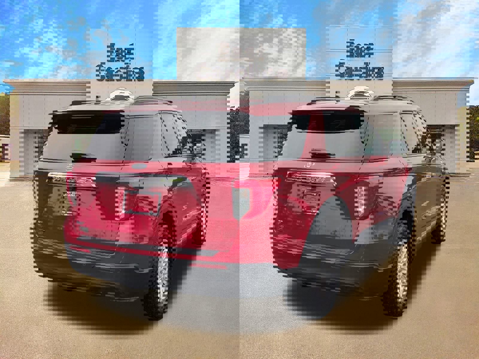 Used 2022 Ford Explorer XLT image 3