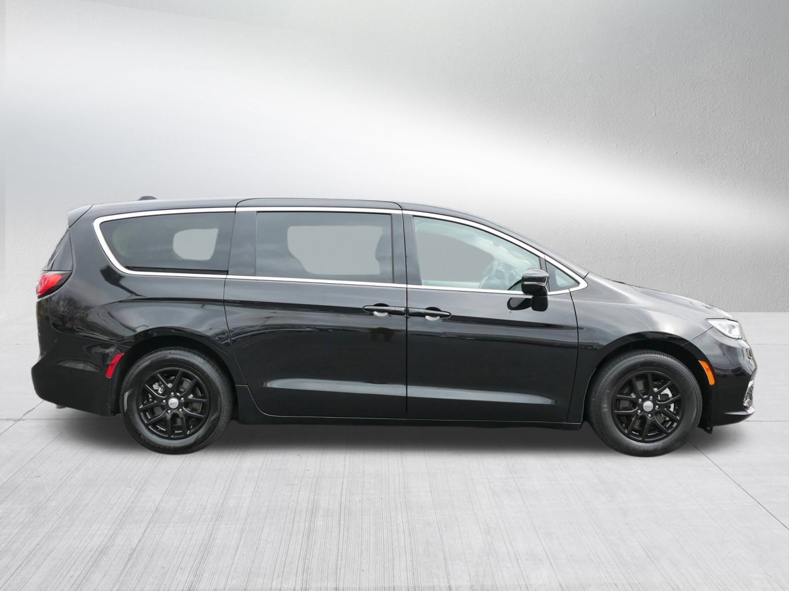 Used 2024 Chrysler Pacifica Touring-L FWD image 8