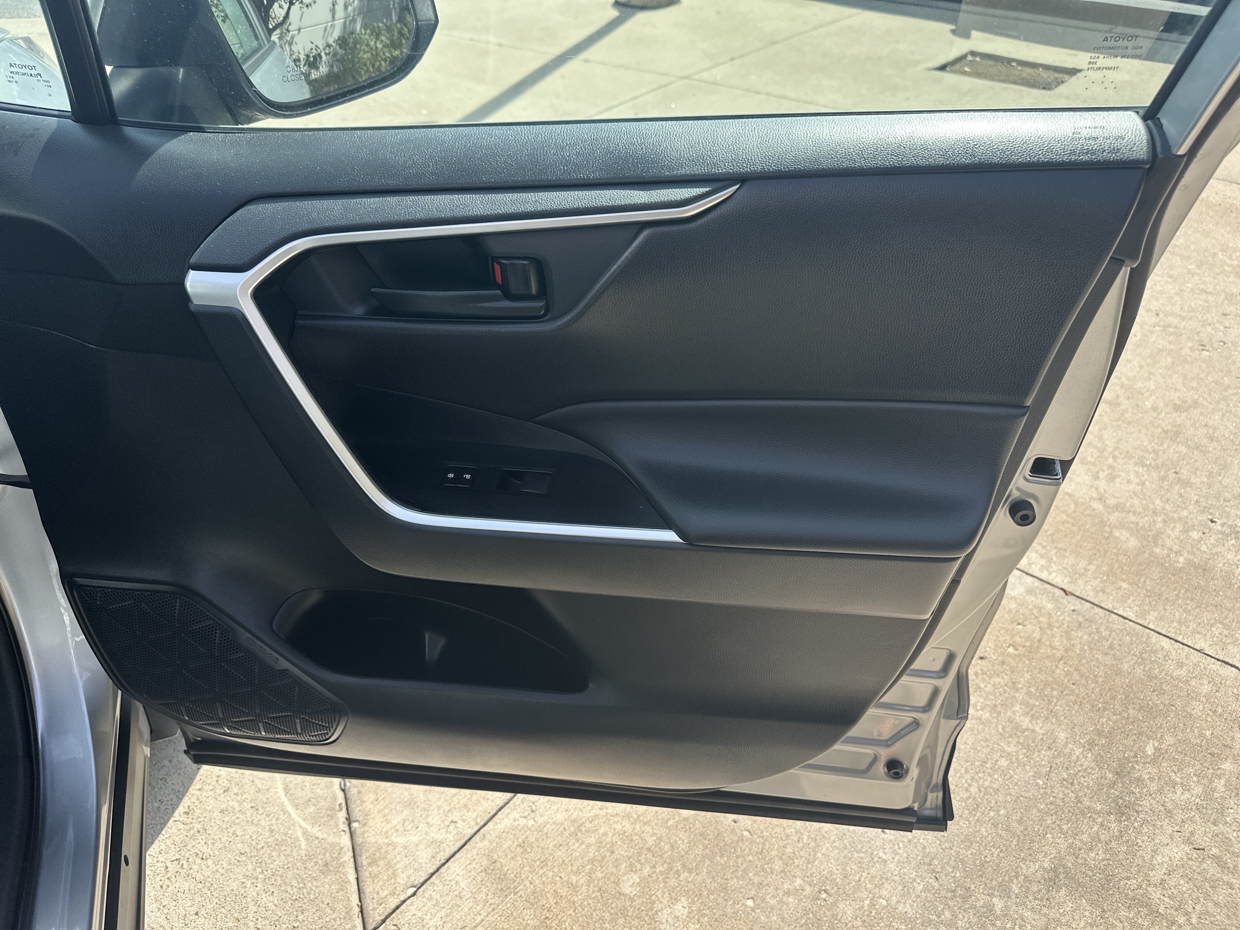 Used 2020 Toyota RAV4 LE FWD image 28