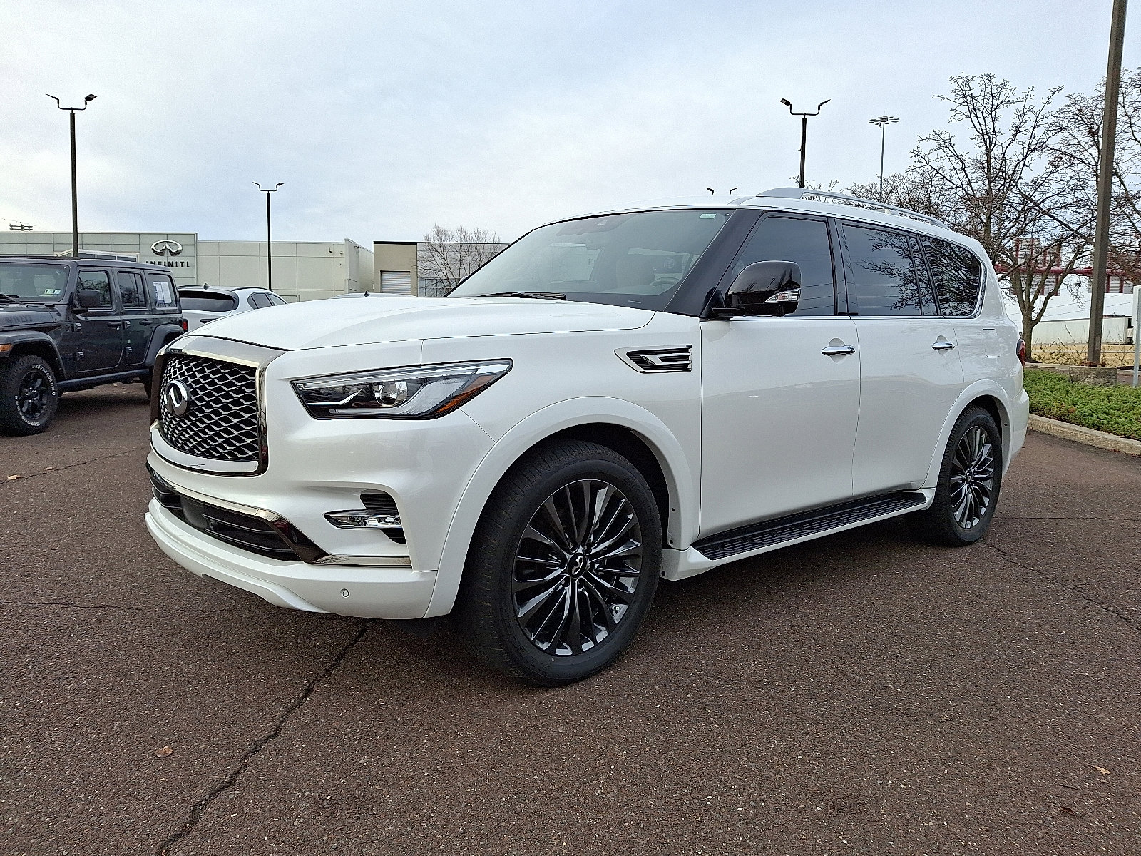 Used 2024 INFINITI QX80 Sensory image 3