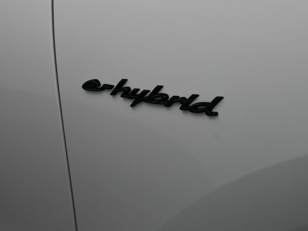 Certified 2025 Porsche Cayenne E-Hybrid w/ Premium Package Plus AWD/4WD image 34