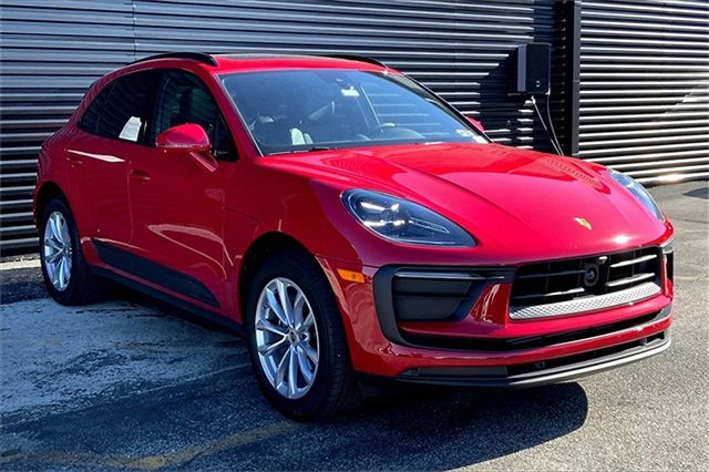 Used 2025 Porsche Macan image 12