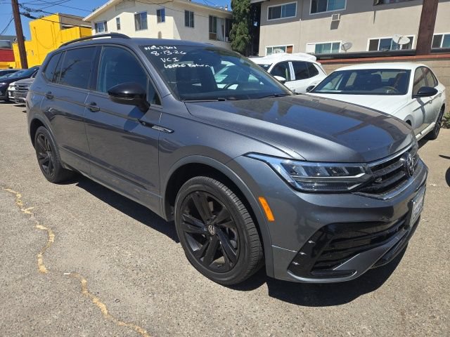Used 2023 Volkswagen Tiguan SE R-Line FWD image 2