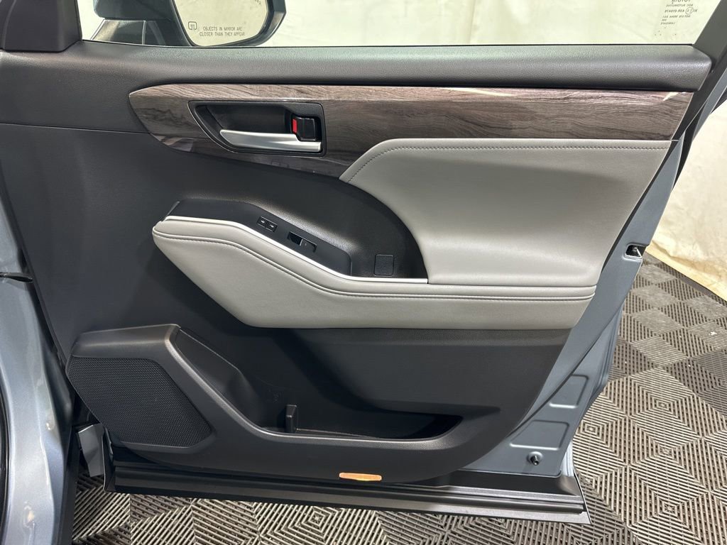 Used 2024 Toyota Highlander Platinum image 11