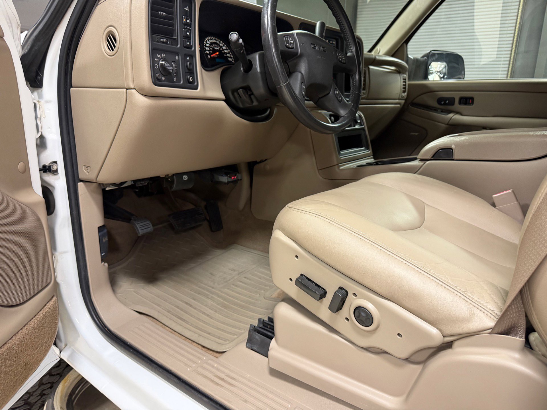 Used 2004 GMC Sierra 2500 SLT w/ Heavy-Duty Power Package AWD/4WD image 21