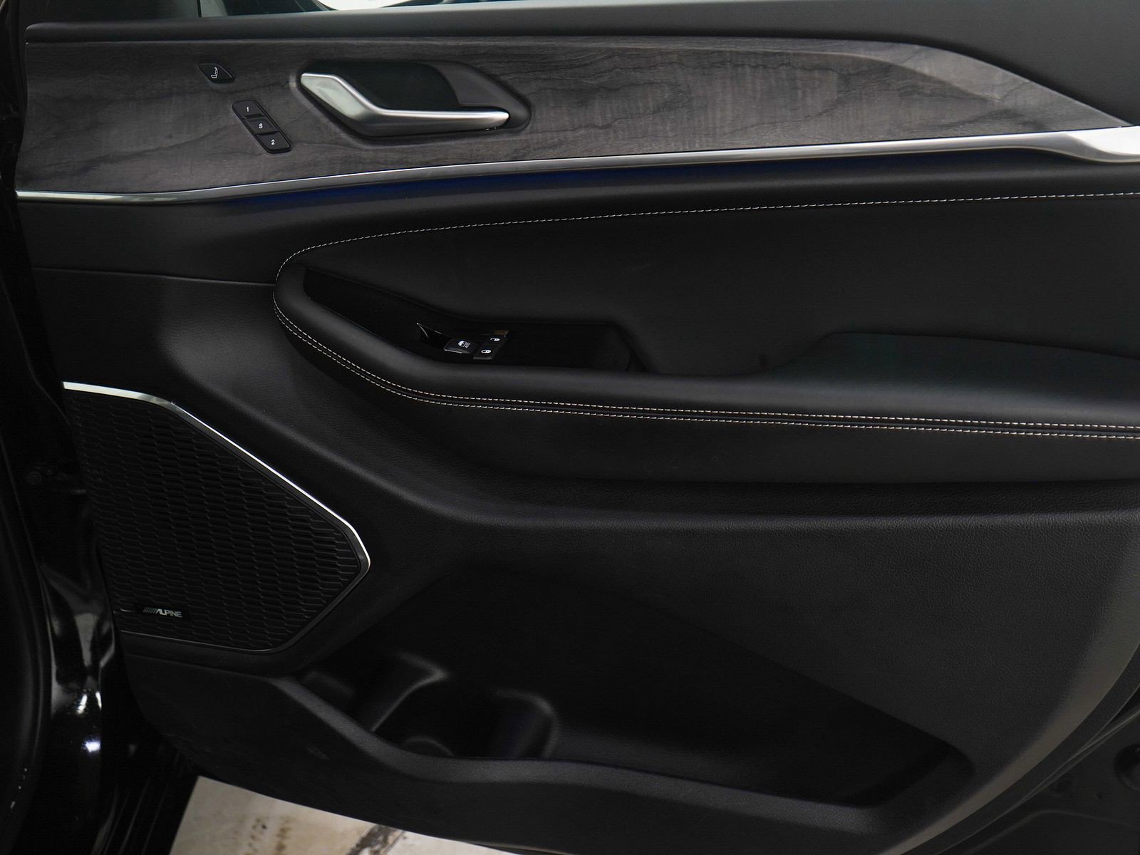 Used 2023 Jeep Grand Cherokee Overland w/ Luxury Tech Group IV image 9