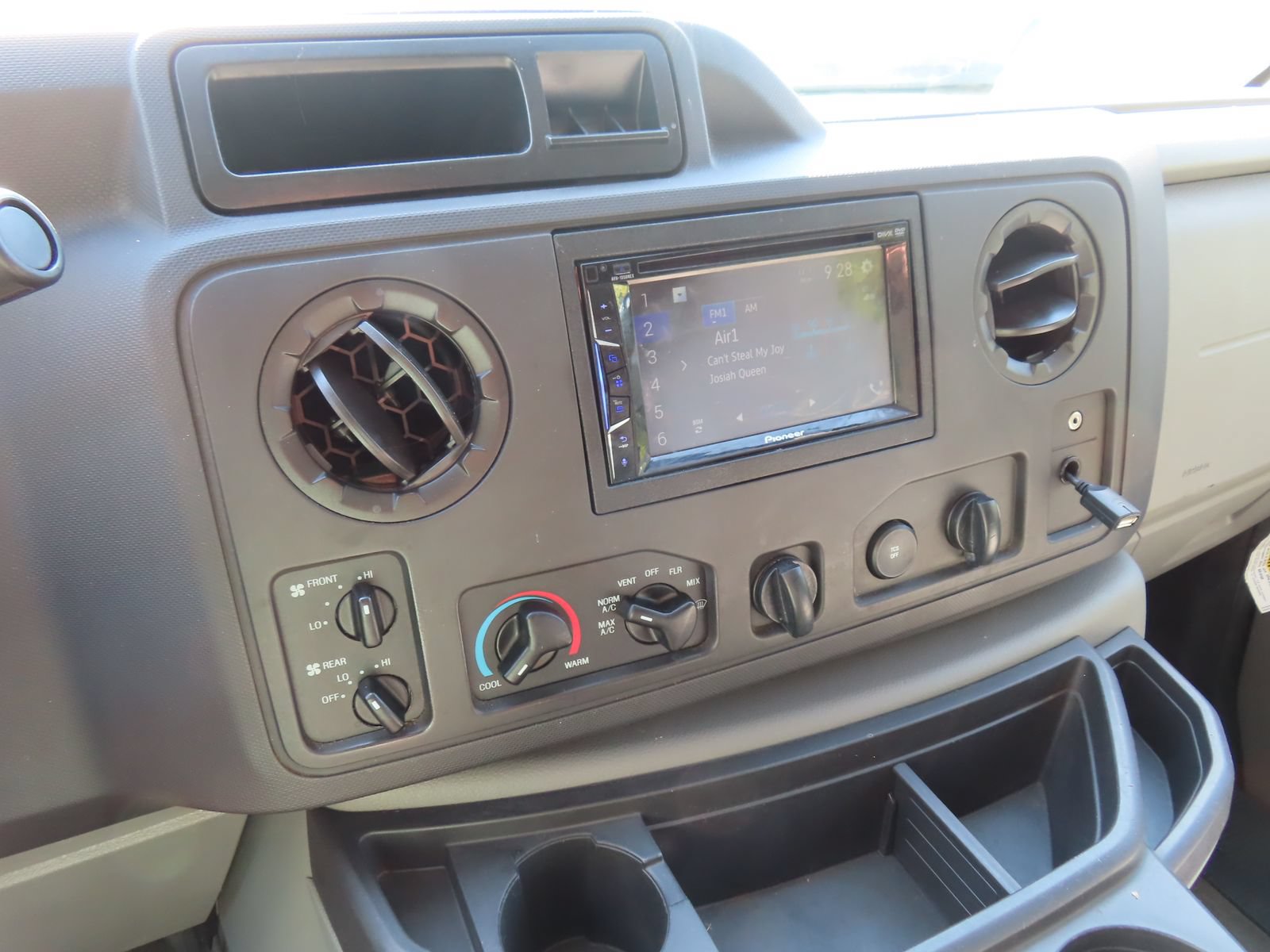 Used 2014 Ford E-350 and Econoline 350 XLT RWD image 17