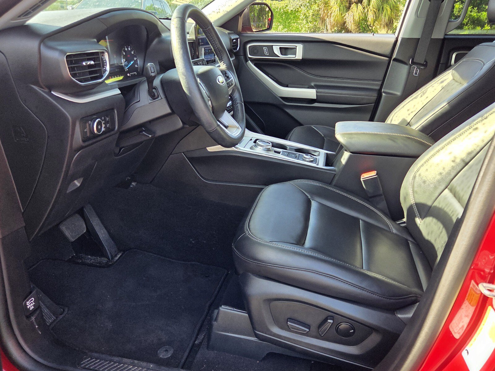 Used 2023 Ford Explorer XLT w/ Equipment Group 202A AWD/4WD image 9