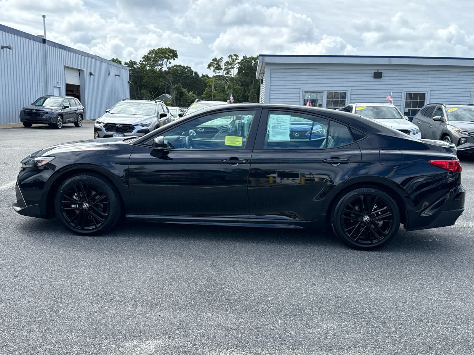 Used 2025 Toyota Camry SE w/ Convenience Package FWD image 4