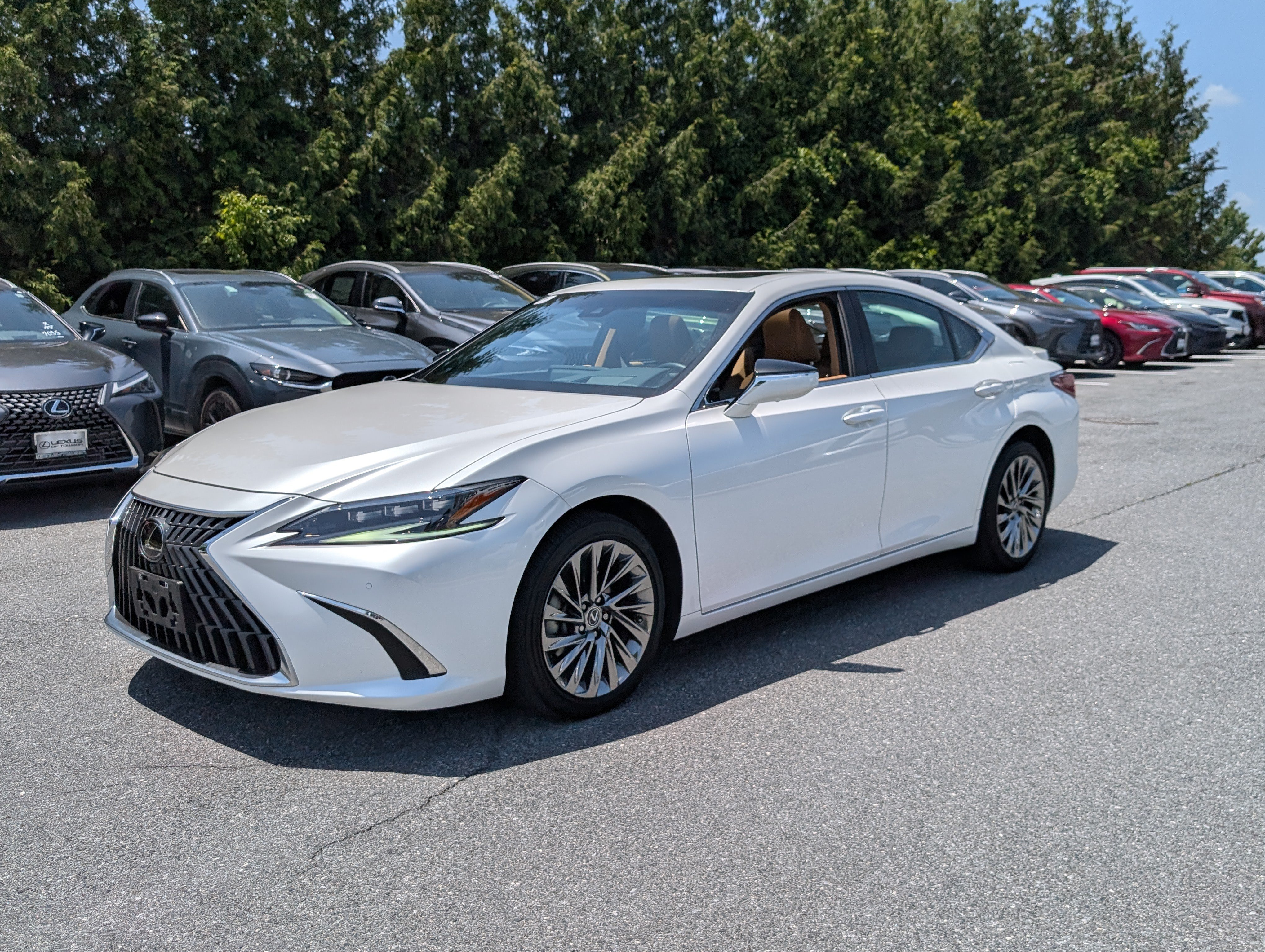 Used 2024 Lexus ES 300h Ultra Luxury w/ Accessory Package (Z2) FWD image 7