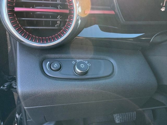 Used 2025 Chevrolet Trax RS w/ Sunroof Package image 28