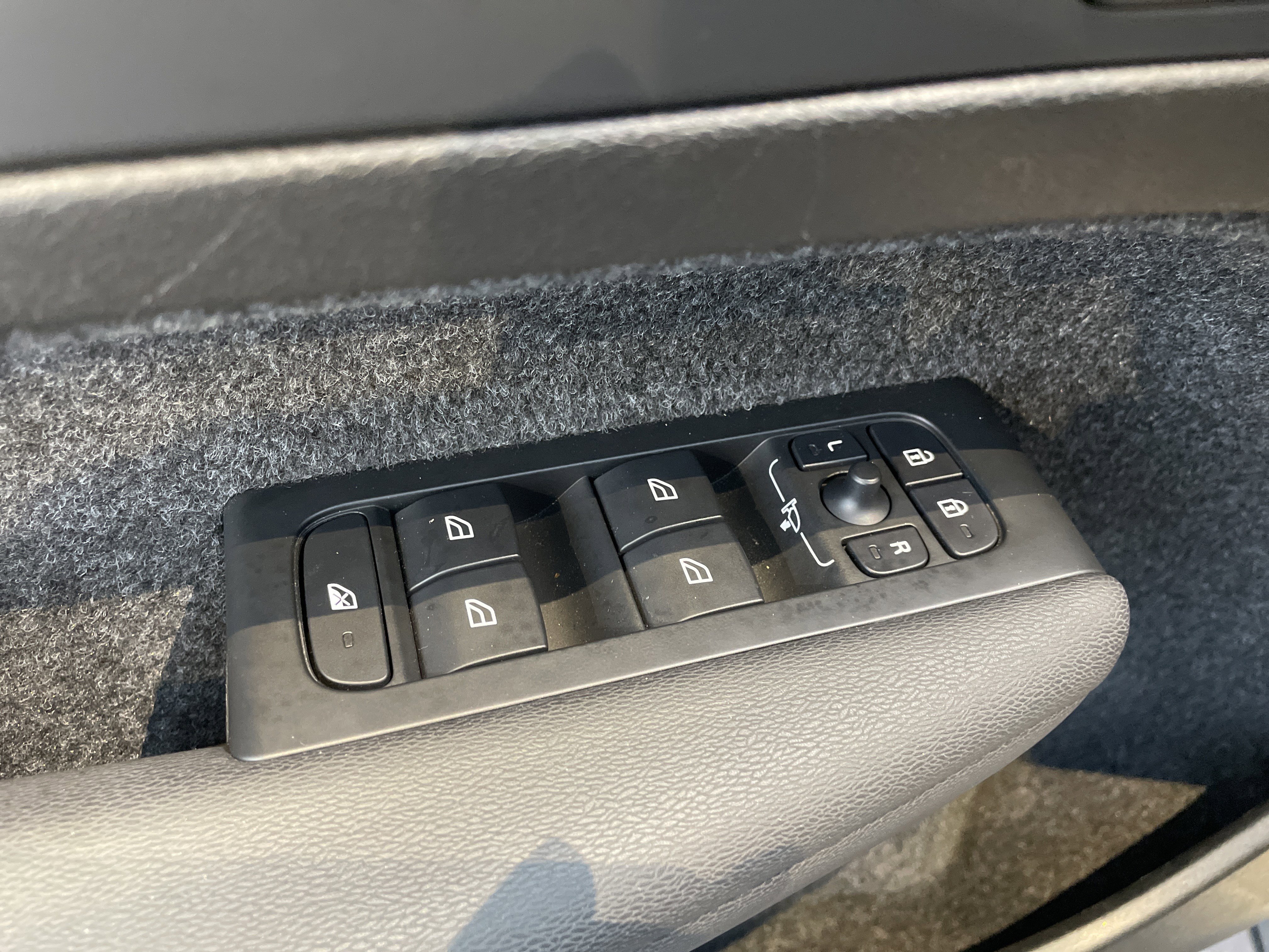 Used 2025 Volvo XC40 B5 Plus image 16