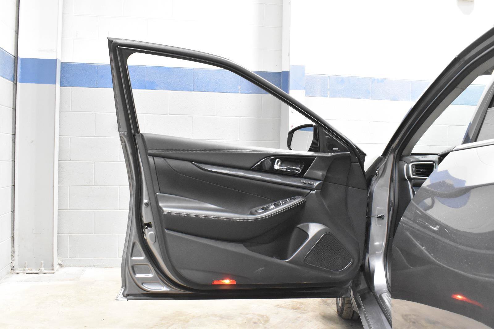 Used 2022 Nissan Maxima Platinum image 11