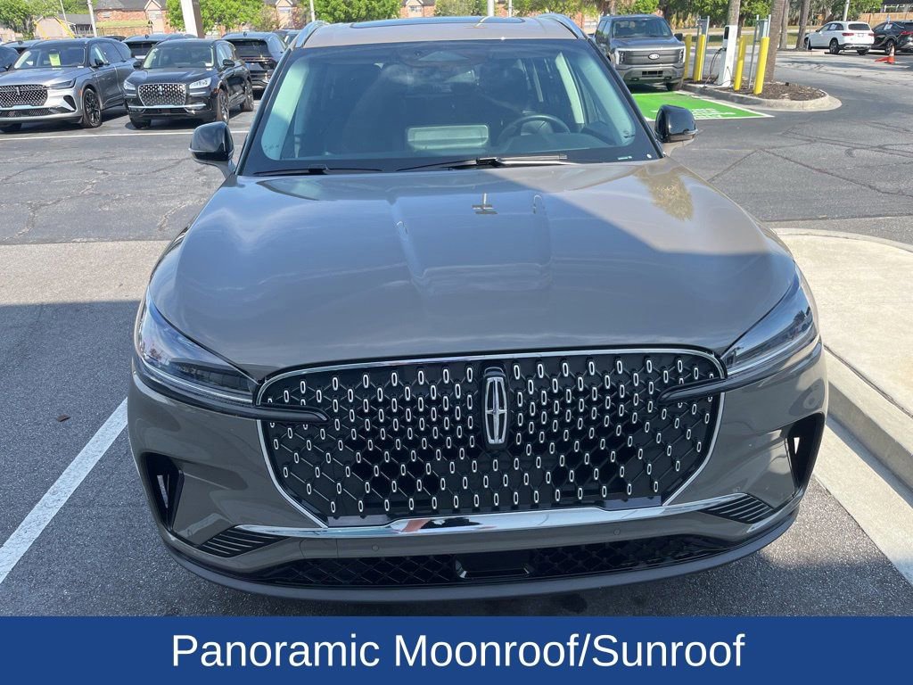 Used 2025 Lincoln Aviator 2WD image 3