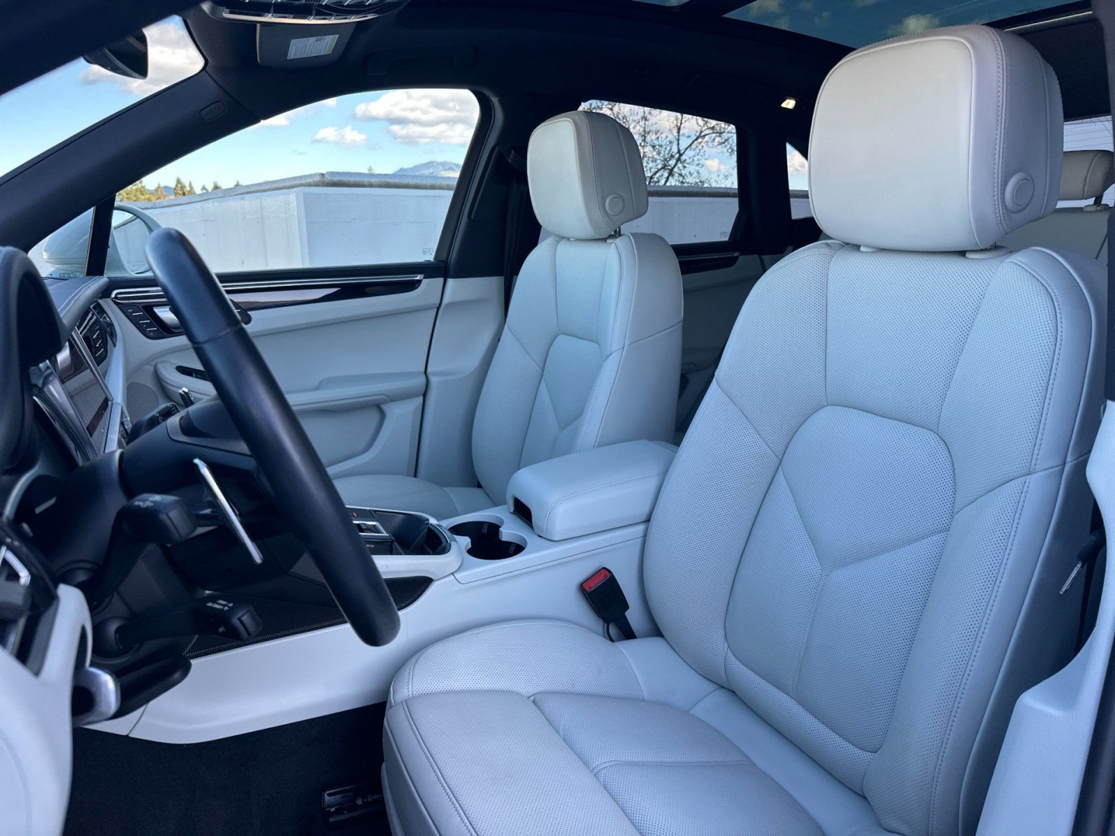 Certified 2023 Porsche Macan image 5