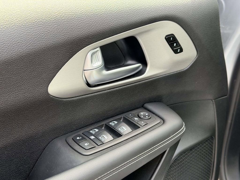 Used 2024 Chrysler Pacifica Limited w/ S Appearance Package image 17