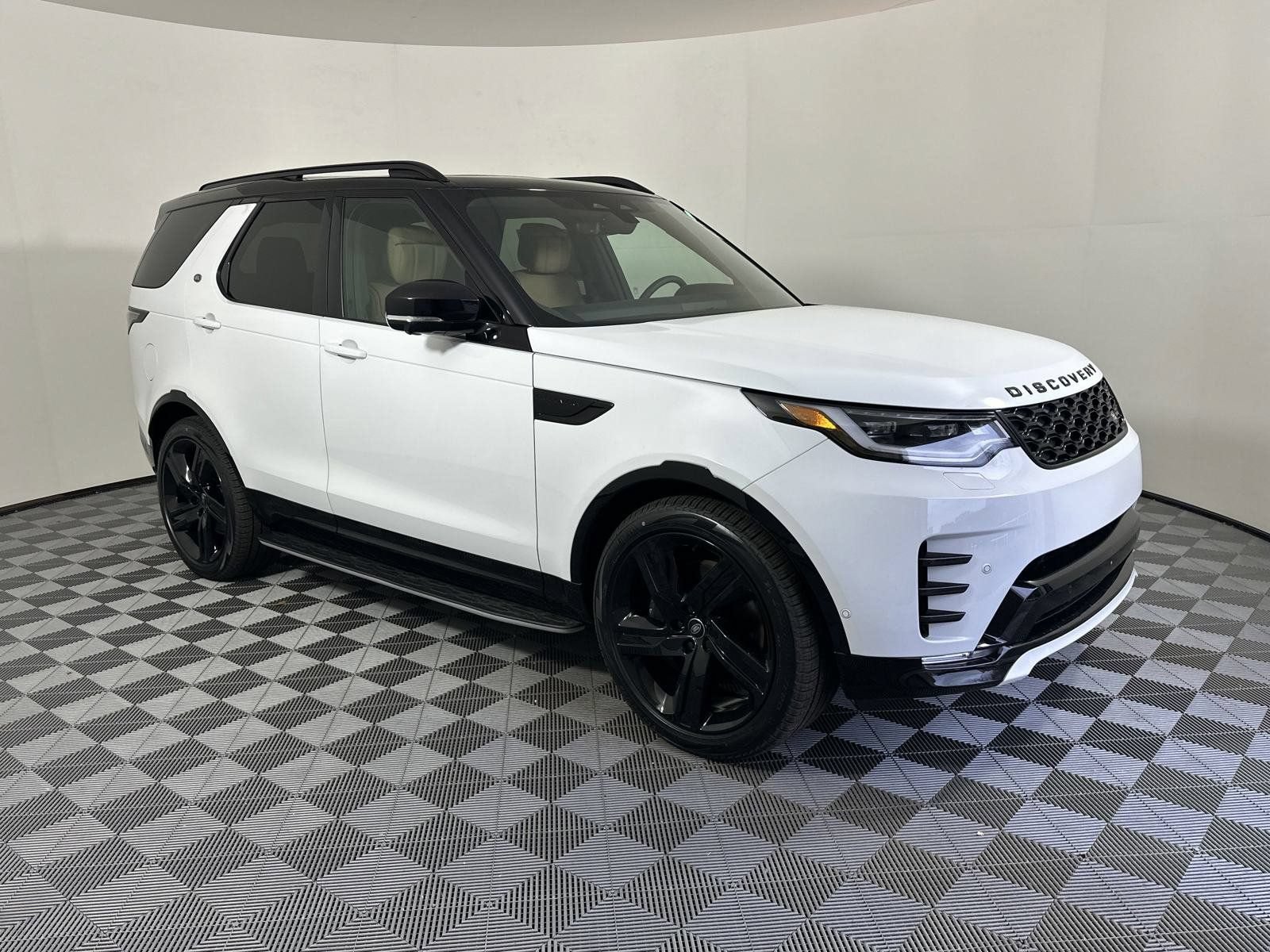 Used 2025 Land Rover Discovery Dynamic SE AWD/4WD image 6