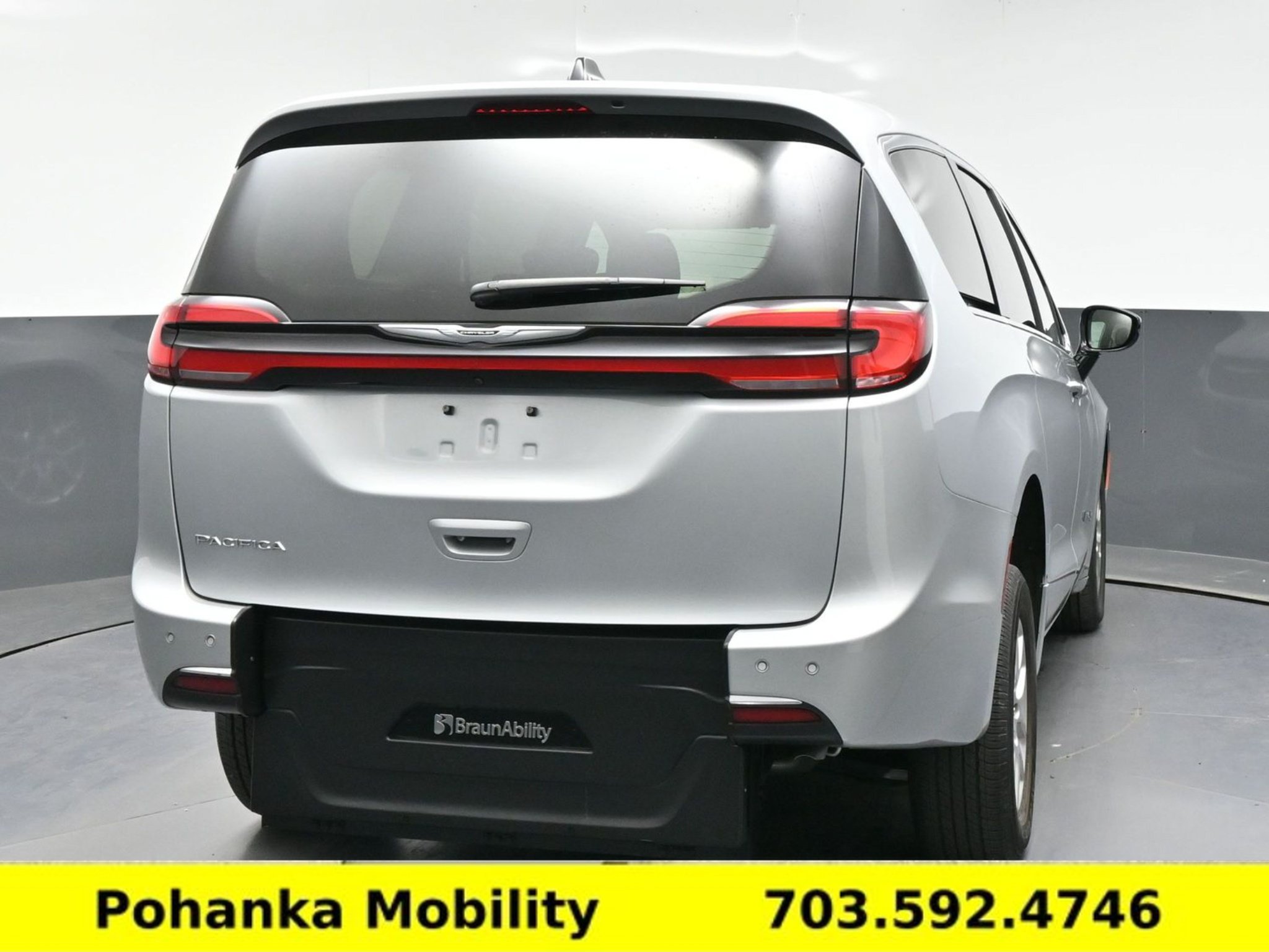 Used 2024 Chrysler Pacifica Touring-L FWD image 8
