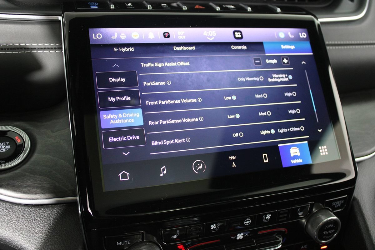 Used 2022 Jeep Grand Cherokee Overland w/ Luxury Tech Group IV AWD/4WD image 24