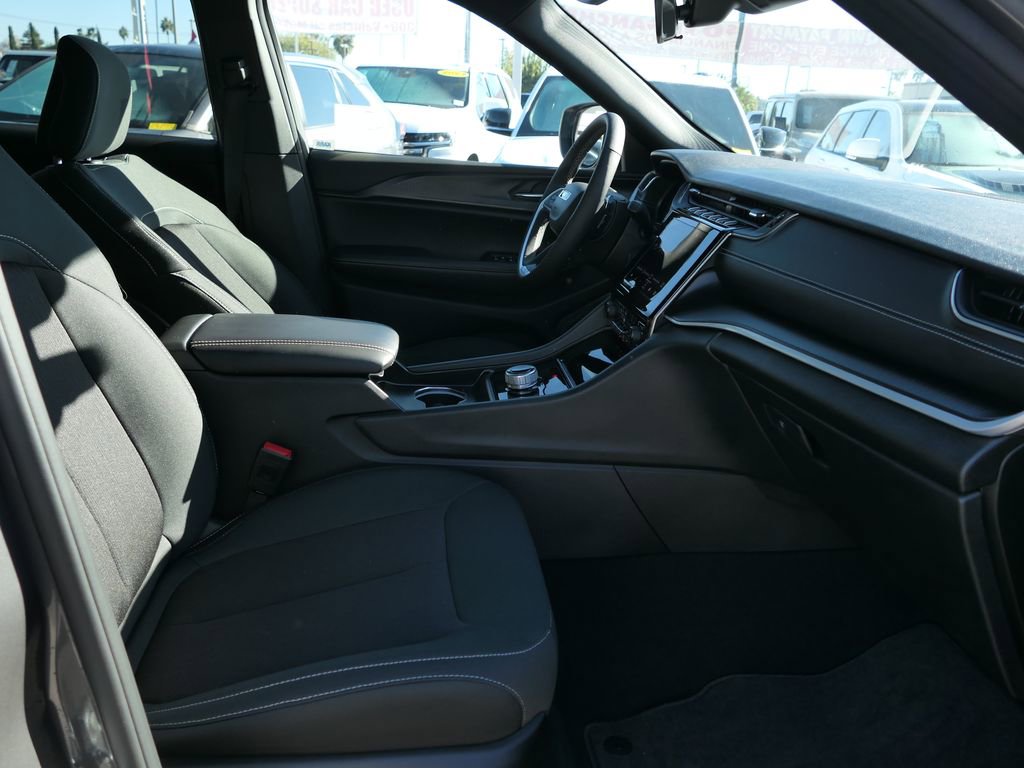 Used 2025 Jeep Grand Cherokee L Laredo w/ Luxury Tech Group I image 23