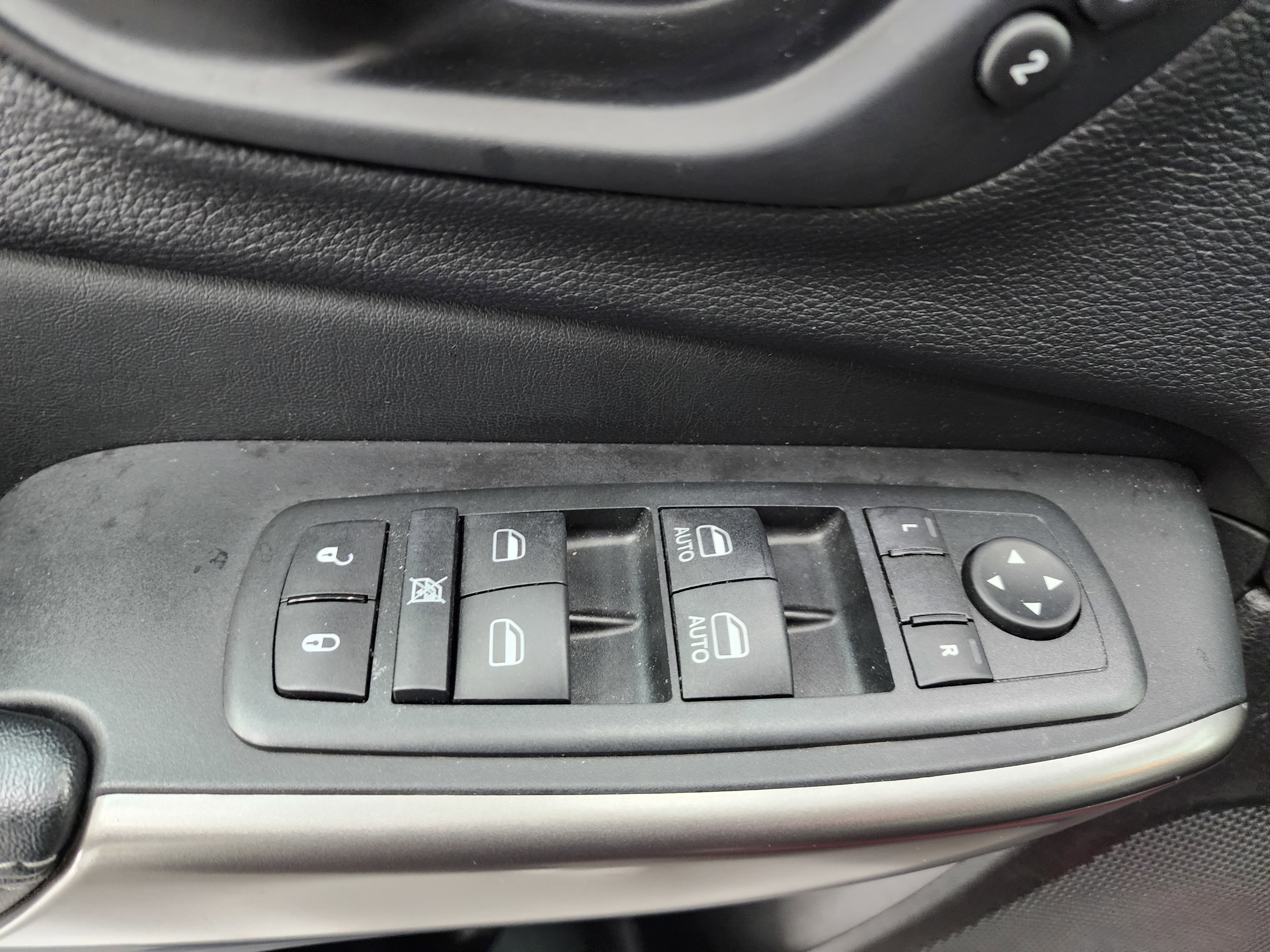 Used 2020 Jeep Cherokee Limited image 38