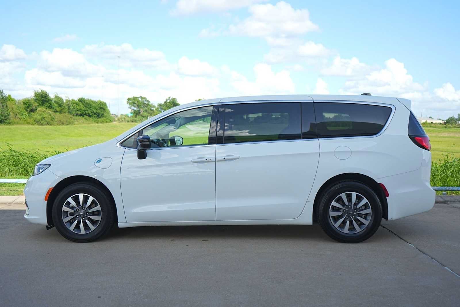 Used 2024 Chrysler Pacifica Limited FWD image 3