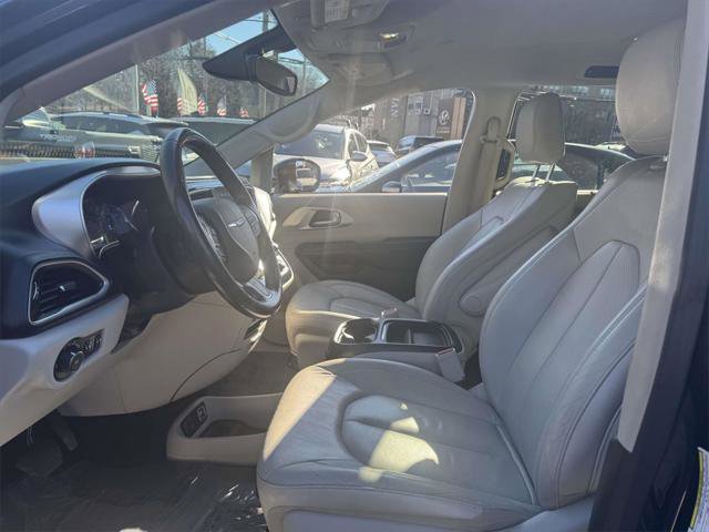 Used 2019 Chrysler Pacifica Touring-L image 15