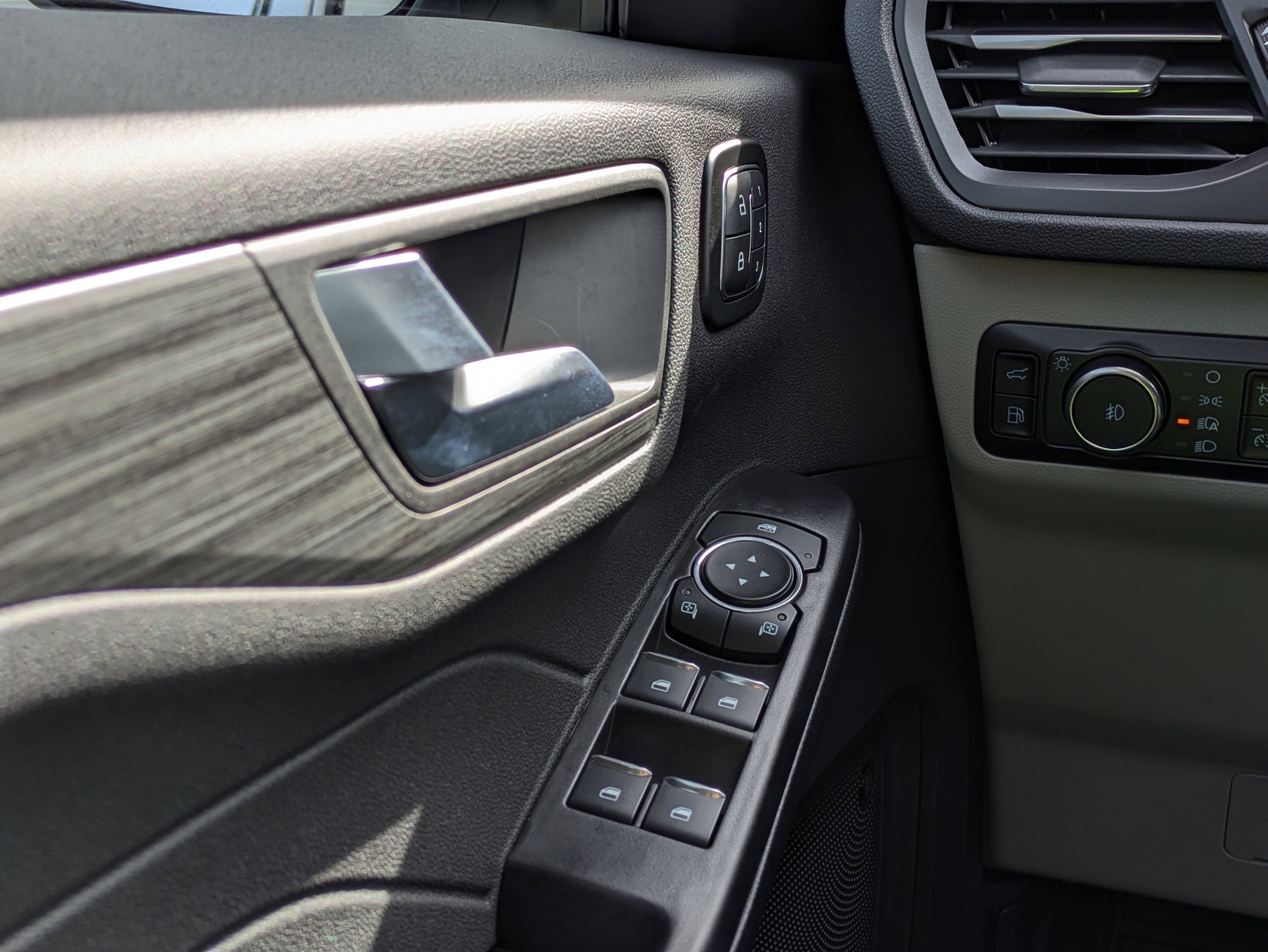 New 2026 Ford Escape SE w/ PHEV Premium Package image 25