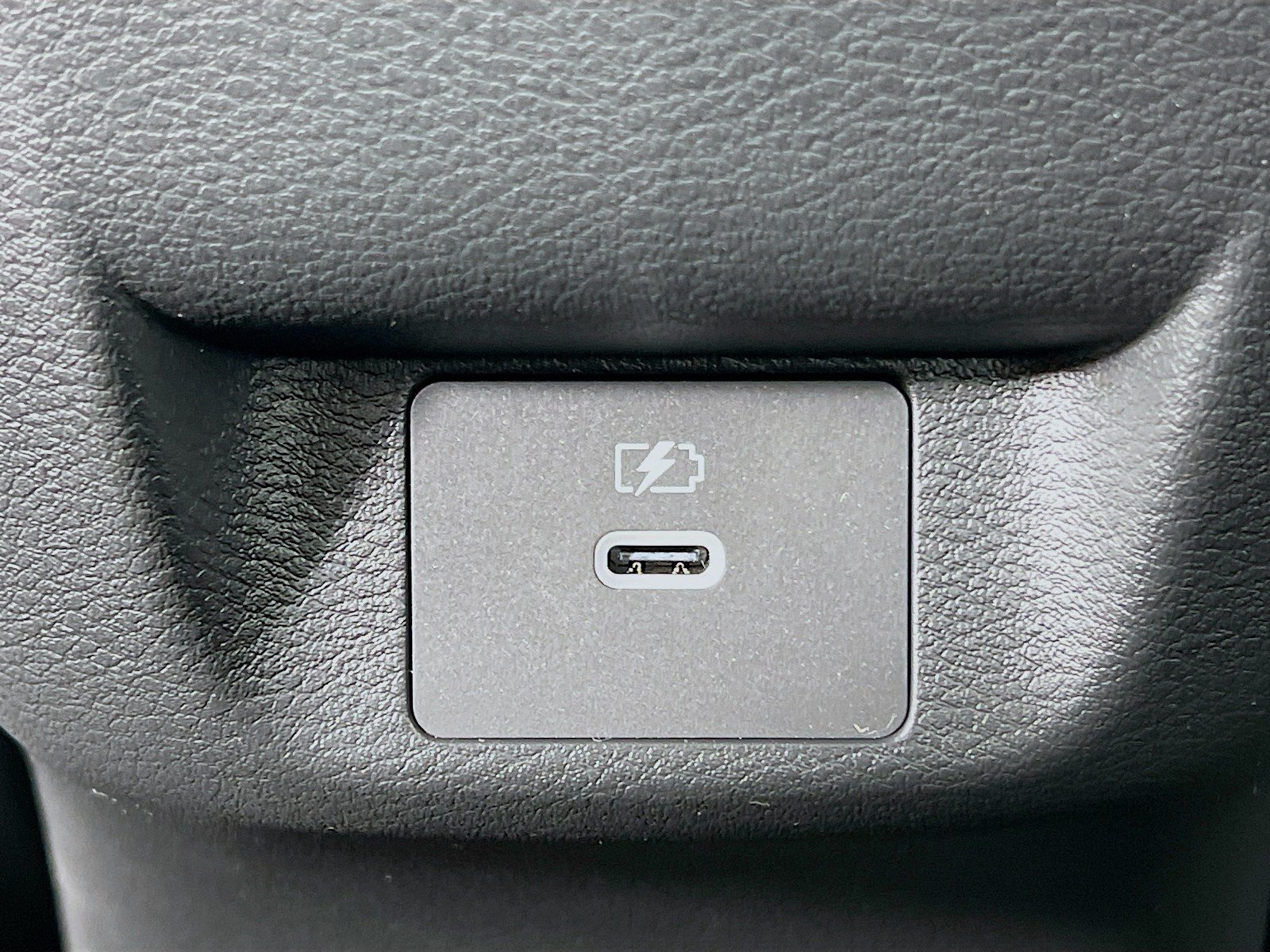 New 2025 Nissan Versa SR w/ Trunk Package FWD image 24