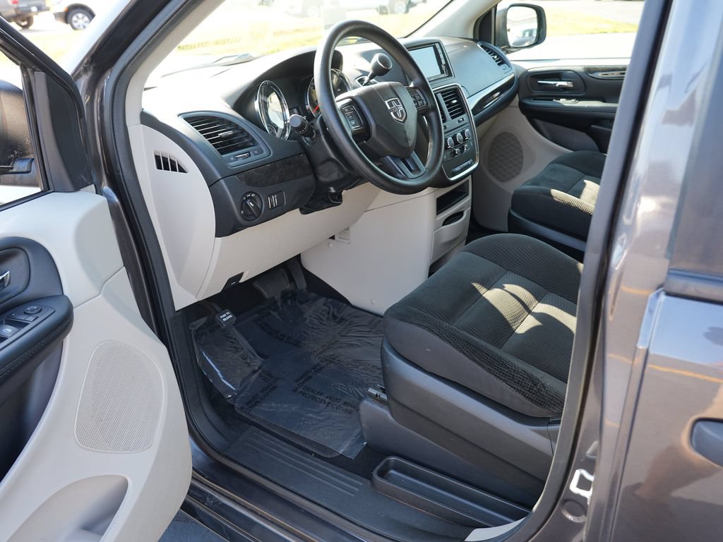 Used 2020 Dodge Grand Caravan SE w/ UConnect Hands-Free Group FWD image 13