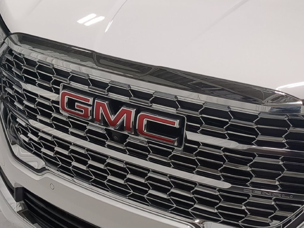 Used 2024 GMC Terrain Denali w/ Denali Premium Package AWD/4WD image 12