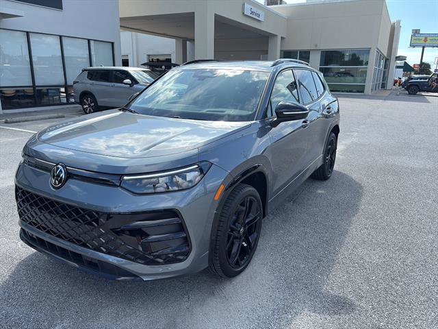 New 2025 Volkswagen Tiguan SE R-Line image 3