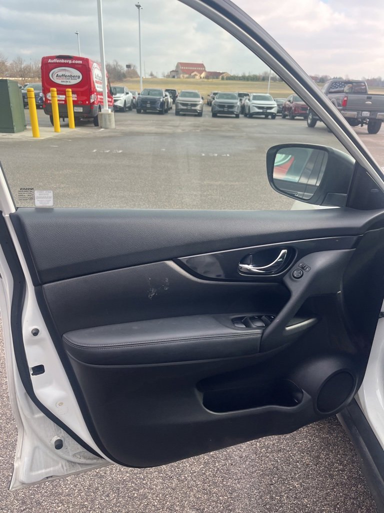 Used 2019 Nissan Rogue SV image 6